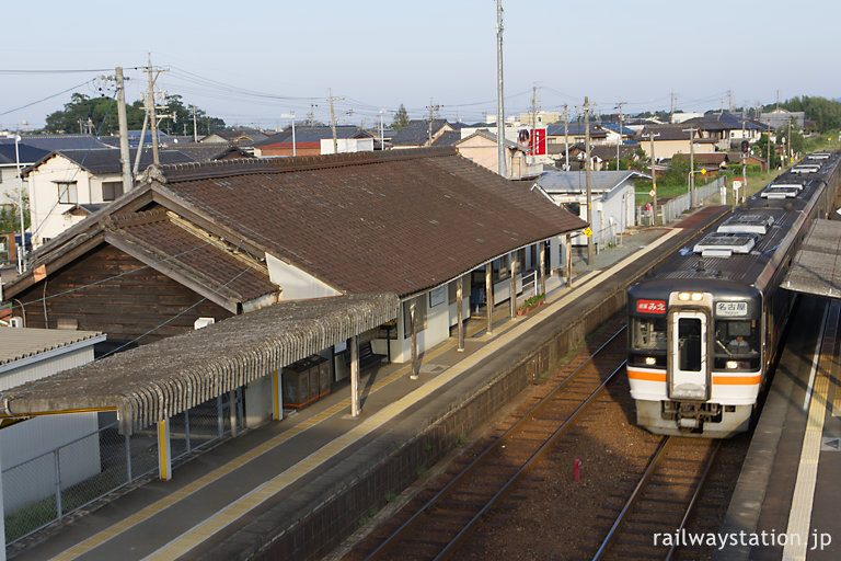 参宮線・屋根瓦が見事な田丸駅舎、快速みえが通過