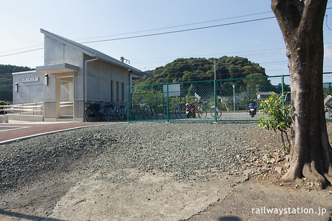 JR飯田線・東城駅、新駅舎と旧駅舎跡地