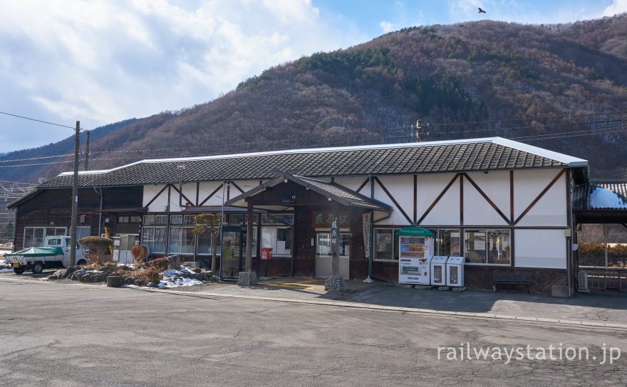 中央本線・藪原駅、明治43年開業以来の木造駅舎は山荘風に改修