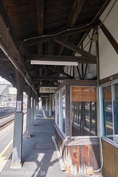 JR東海・中央本線(西線)・藪原駅、木造駅舎らしさ溢れるホーム側
