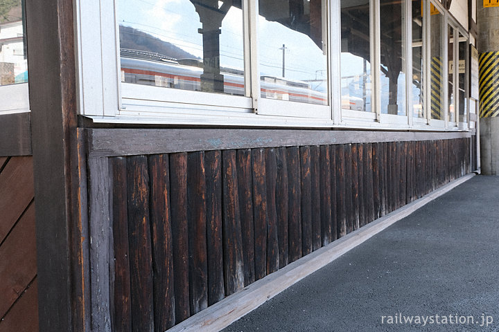 藪原駅の木造駅舎、ホーム側の腰壁は丸太風の板張り