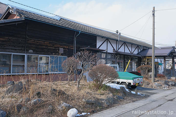 中央本線・藪原駅。木造駅舎の前に荒れた庭園跡がある