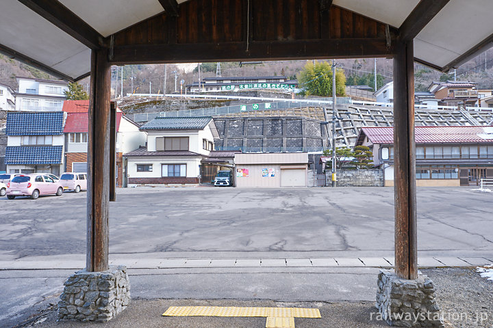 中央本線・藪原駅、車寄せ越しに見る駅前の風景