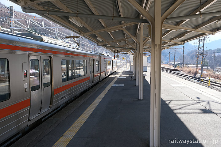 長野県木曽村、中央本線の藪原駅、JR東海313系電車が停車