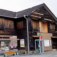 飯田線・湯谷温泉駅。旅館を併設していた大柄な木造駅舎。