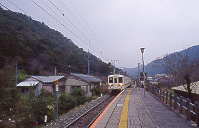 JR東海・飯田線、湯谷温泉駅に入線する普通列車