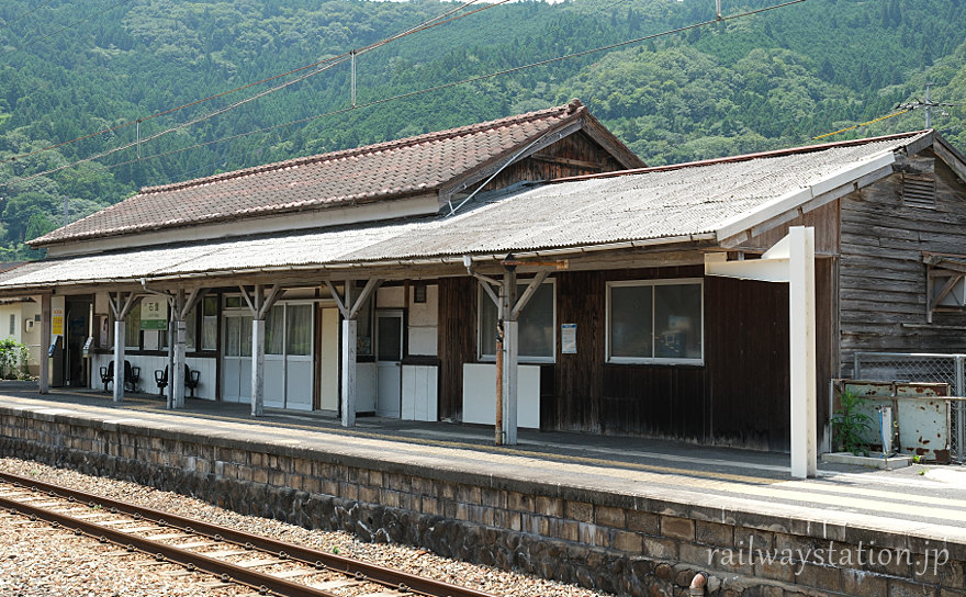 JR伯備線・石蟹駅の木造駅舎、風格と趣あるホーム側