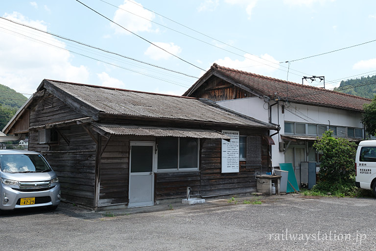 JR伯備線・石蟹駅、木造駅舎らしさ残す左側の増築?部分
