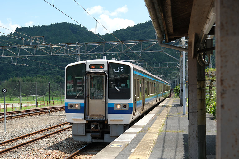 瀬戸大橋線・快速マリンライナーで活躍した213系電車が伯備線・石蟹駅に入線