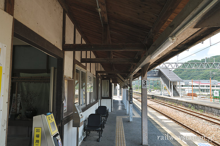 JR伯備線・石蟹駅、木造駅舎らしいレトロさ残るホーム側