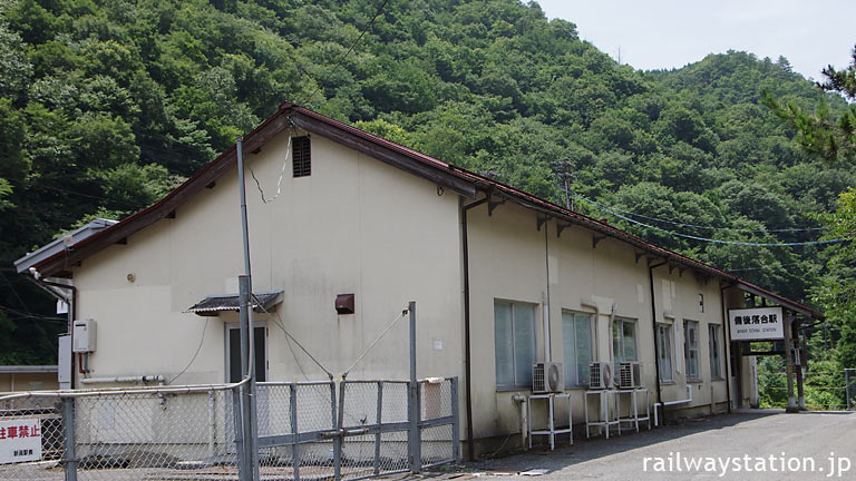 芸備線と木次線が交わる山間の秘境駅、備後落合駅の木造駅舎