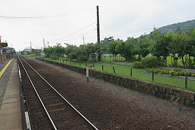 吉備線・備前一宮駅、廃止となり緑化された反対ホーム