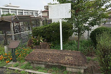 吉備線・備前一宮駅、古代の石棺が展示されている