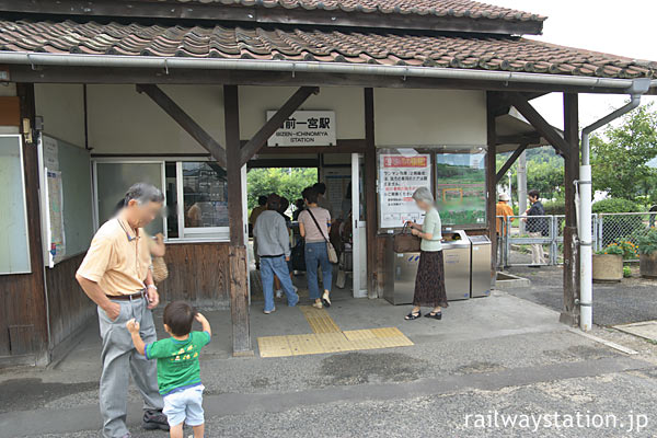 岡山県、吉備線、乗客で賑わう備前一宮駅