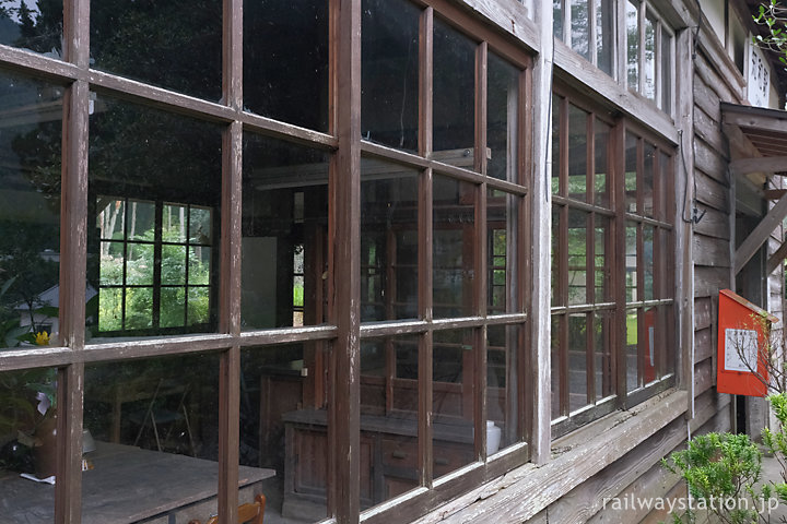 因美線・知和駅、窓枠は全て木製の純木造駅舎