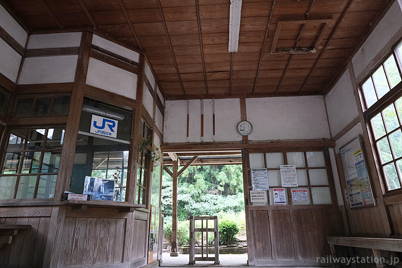 因美線・知和駅の木造駅舎、昔のままの待合室