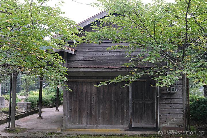 因美線・知和駅の木造駅舎、側面も古い造りを残す