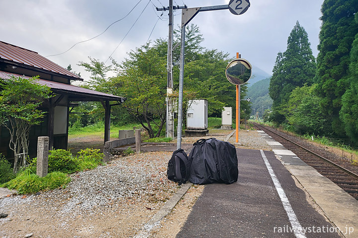 因美線・知和駅、ダホンK3を輪行袋に収納し列車を待つ…