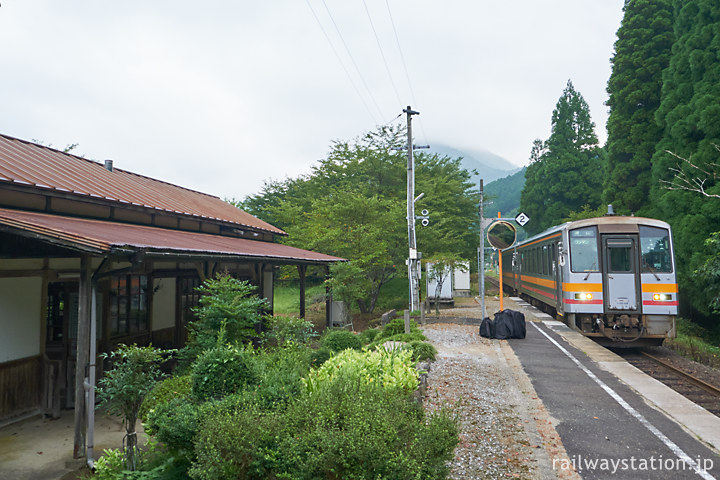 因美線、早朝の知和駅に入線した津山行き一番列車