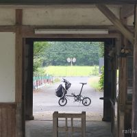 因美線知和駅、趣ある木造駅舎と折りたたみ自転車・Dahon K3