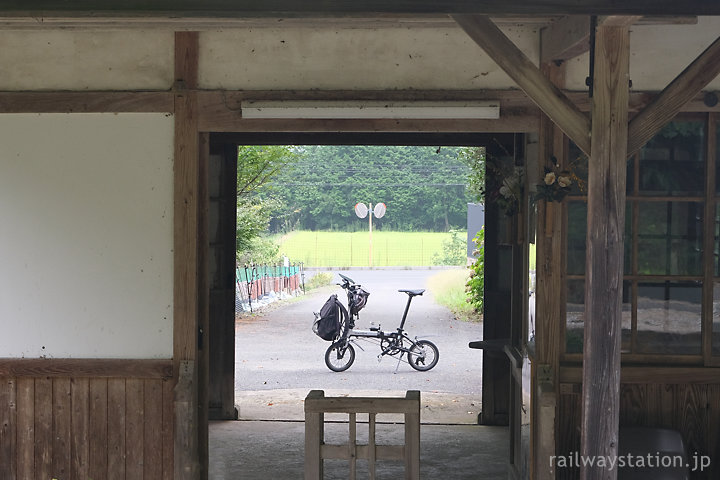 因美線知和駅、趣ある木造駅舎と折りたたみ自転車・Dahon K3