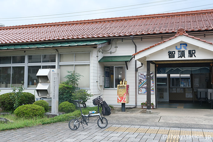 智頭駅、JR因美線側は木造駅舎
