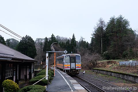 芸備線・道後山駅、数少ない列車が出発