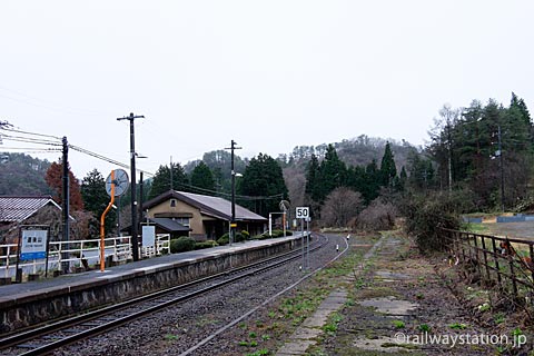 芸備線・道後山駅、廃ホームから駅を見渡す