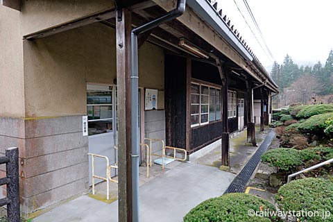 芸備線・道後山駅の木造駅舎、ホーム側の風景