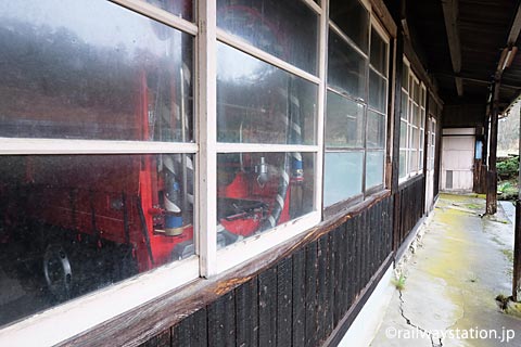 道後山駅、地元消防団の消防車が格納された駅舎