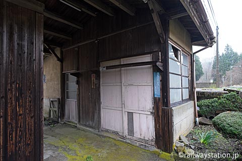 芸備線・道後山駅、駅本屋に隣接する木造の小屋