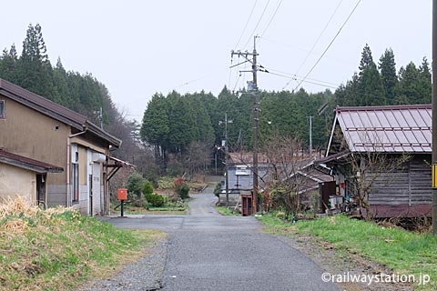 芸備線・道後山駅、駅前の道