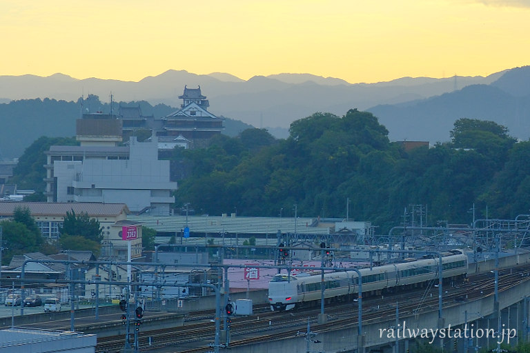 福知山駅を出発した特急きのさき京都行と福知山城