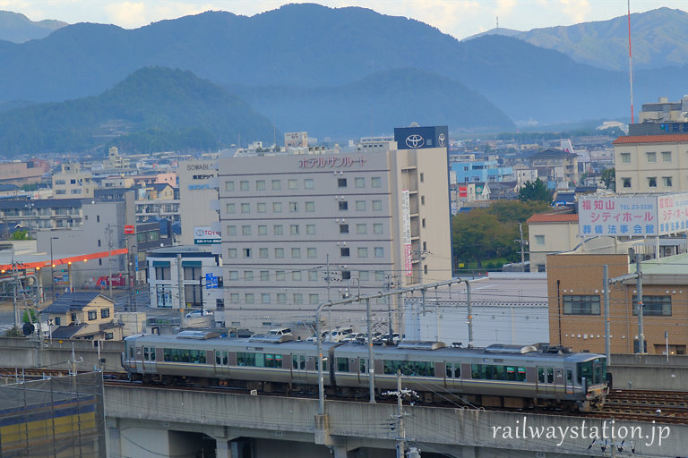 福知山駅を出るJR西日本・山陰本線の豊岡行き