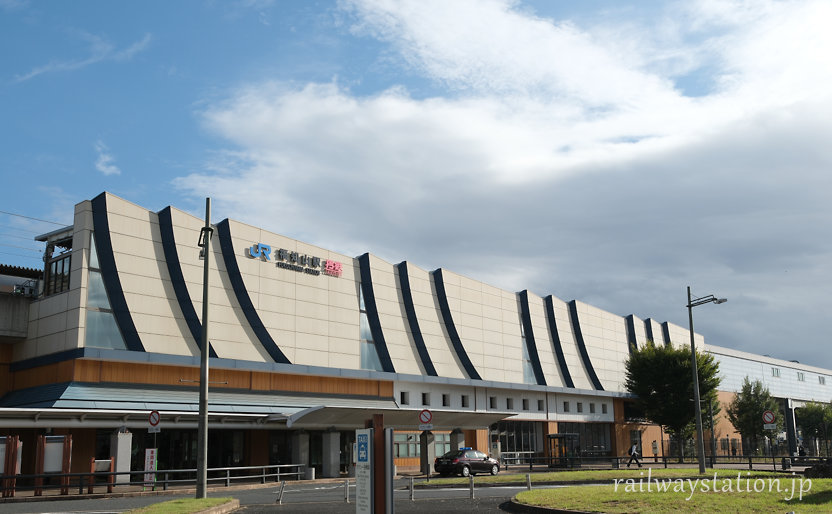 福知山駅。JR西日本・山陰本線と福知山線、京都丹後鉄道・宮津線が乗り入れる。