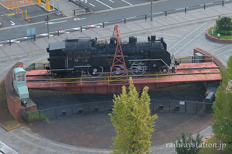 福知山駅前で転車台の上で静態保存されている蒸気機関車C11-40