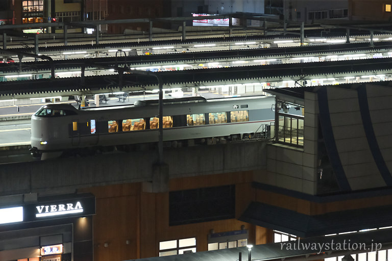 夜の福知山駅。大阪からの福知山線特急こうのとり23号
