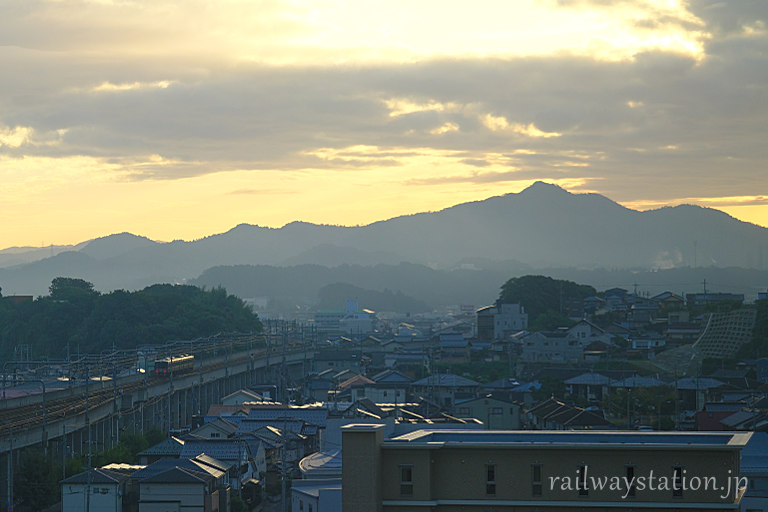 福知山駅東側、JR山陰本線と福知山線の高架が伸びる福知山市街