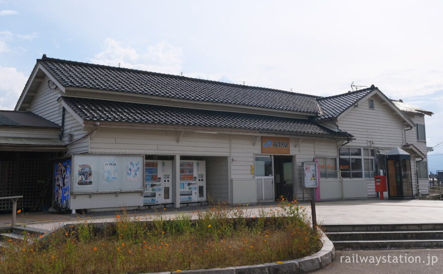 明治30年開業以来の富山最古の駅舎、城端線・福野駅の木造駅舎