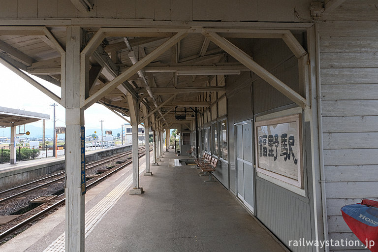 JR西日本・城端線・福野駅、木の柱並ぶ駅舎ホーム側