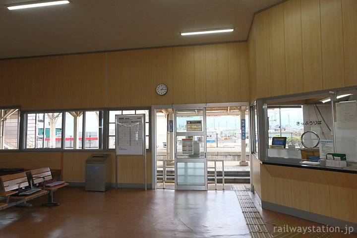 城端線・福野駅舎、待合室と出札口