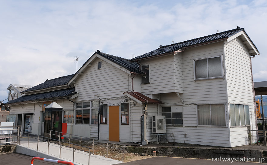 JR城端線・福野駅、明治の木造駅舎は駅事務室側が増築