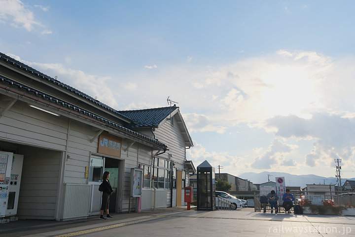 南砺市福野、夕方前の福野駅、駅前で待つ人々。