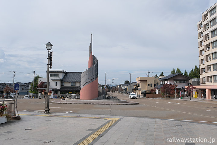 富山県南砺市、小30奇麗に整備された福野駅の駅前