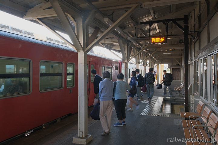 JR西日本城端線、福野駅に入線したキハ40の高岡行き列車