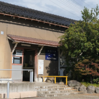二塚駅(JR西日本・城端線)～トタン張りの木造駅舎は昭和のレトロさ感じさせる～