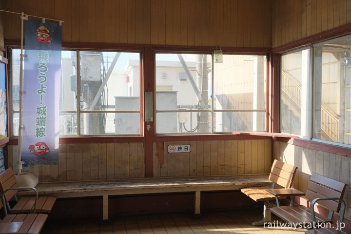 JR城端線・二塚駅舎、こじんまりとした待合室