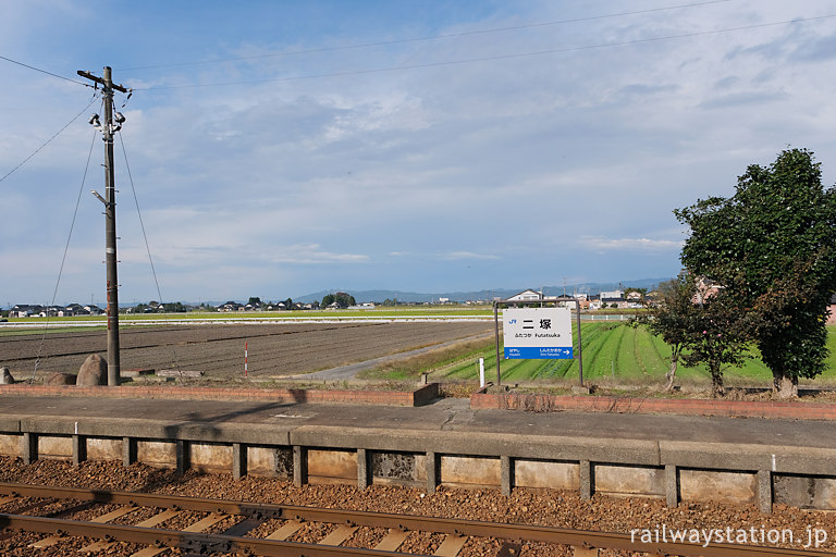 高岡市、JR城端線・二塚駅、のどかで広々とした砺波平野を望むプラットホーム