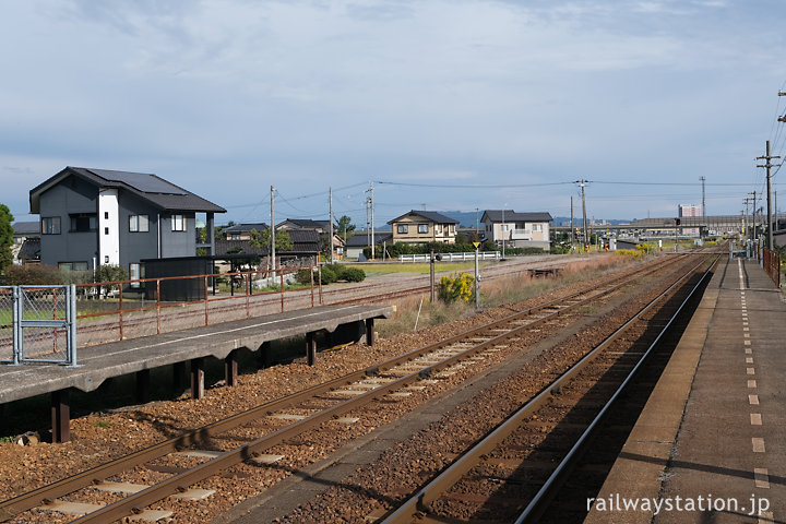 城端線・二塚駅プラットホームと貨物線の名残残る留置線跡