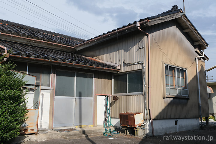 城端線・二塚駅、駅舎正面右側
